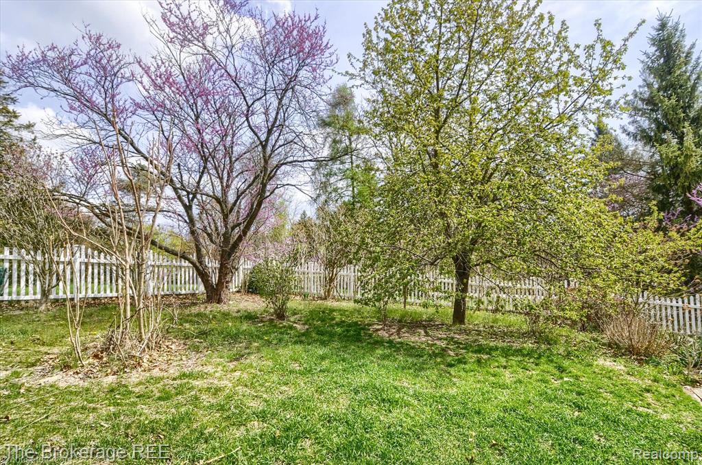 688 Uphill Road Milford, MI 48381 - Photo 6 of 65 Gallery Image 6
