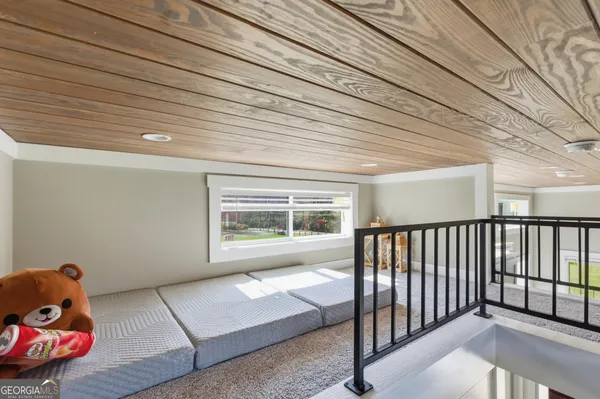 a view of livingroom with furniture
