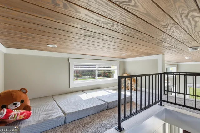 a view of livingroom with furniture