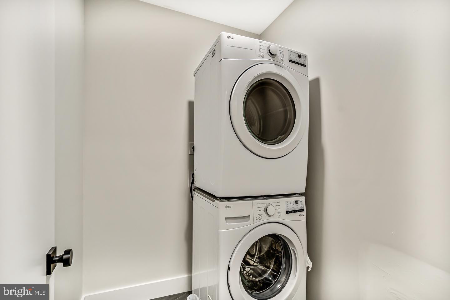 182 East Huntingdon Street Philadelphia, PA 19125 - Photo 10 of 41 a utility room with dryer and washer