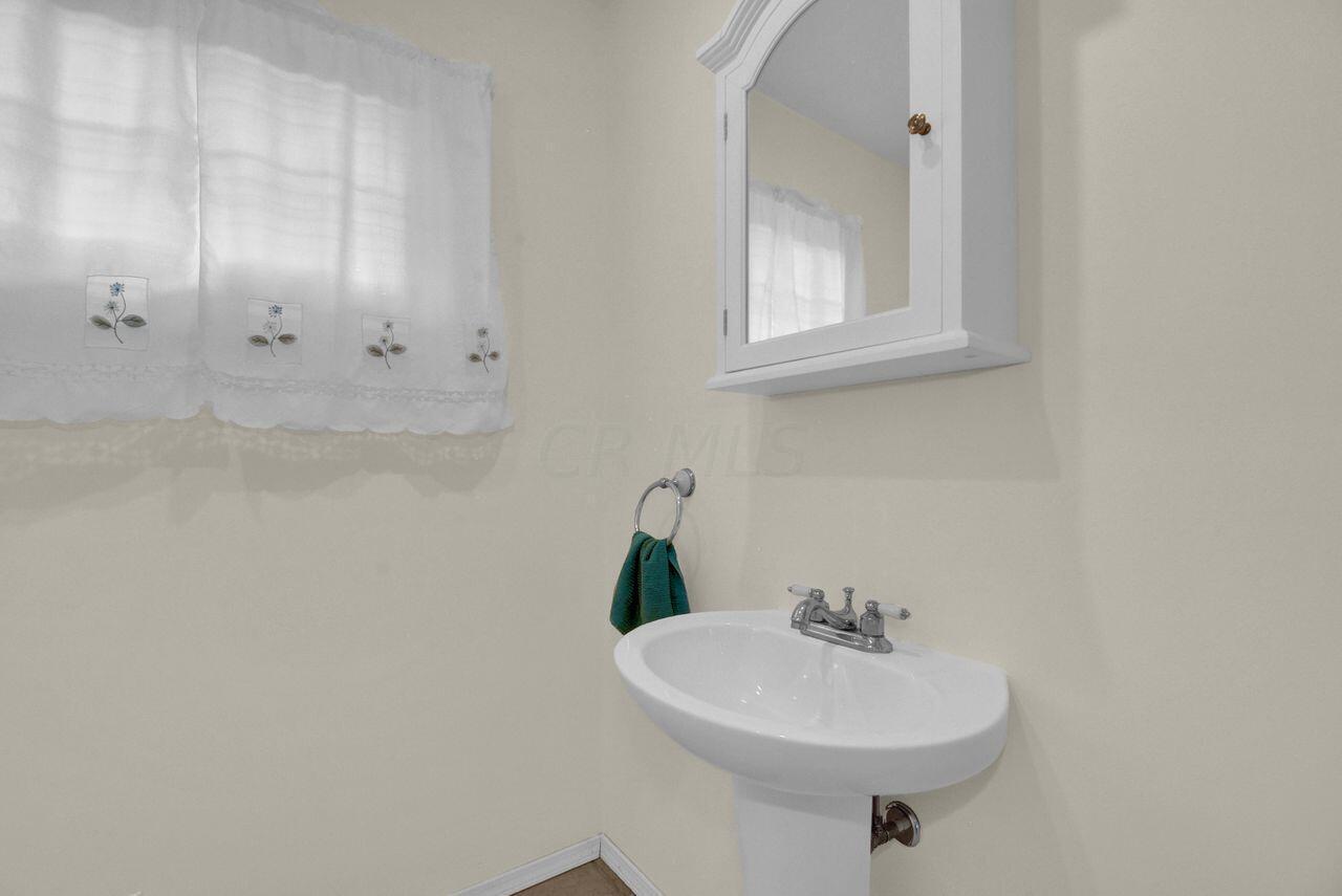 2633 Stringtown Road Washington Court House, OH 43160 - Photo 19 of 37 Bathroom