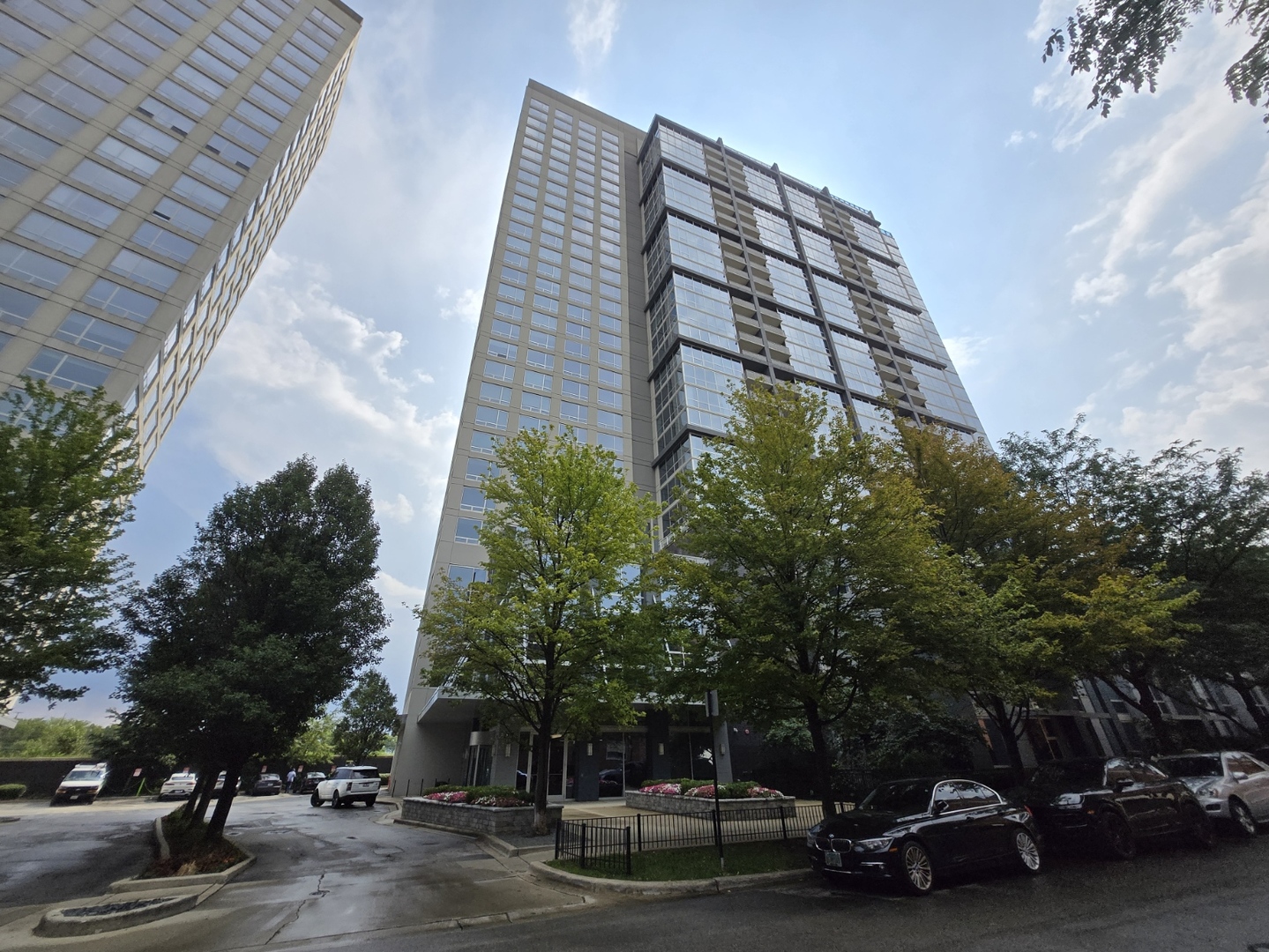 1901 South Calumet Avenue, Unit 1405 Chicago, IL 60616 - Photo 1 of 20 a car parked in front of a building