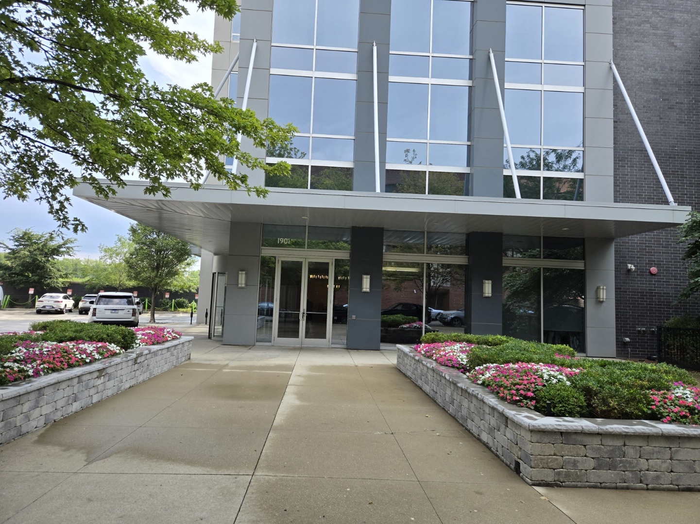 1901 South Calumet Avenue, Unit 1405 Chicago, IL 60616 - Photo 2 of 20 a view of a building with sitting area