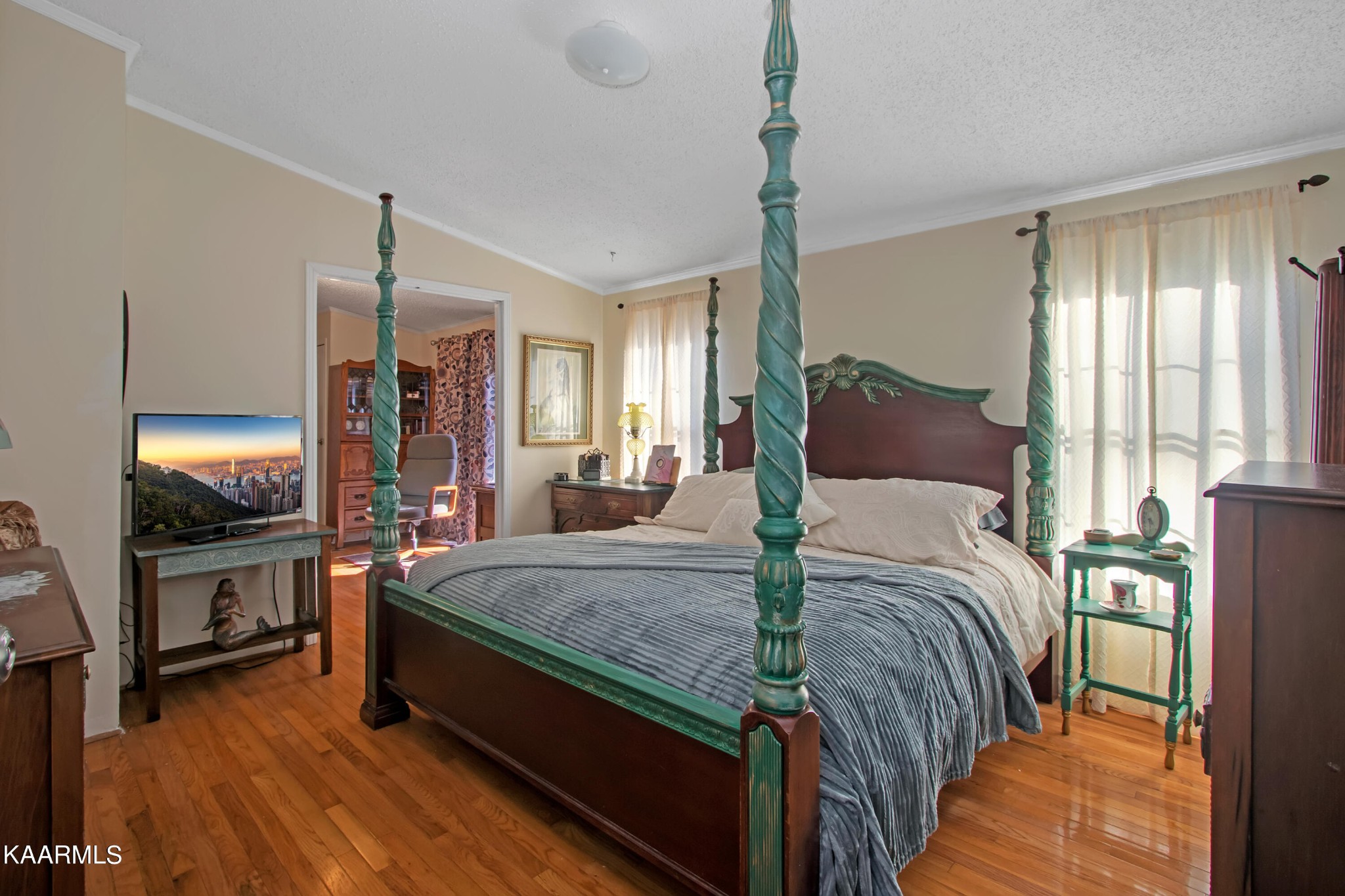 4981 Malone Road Loudon, TN 37774 - Photo 27 of 35 a bed room with a bed and a television
