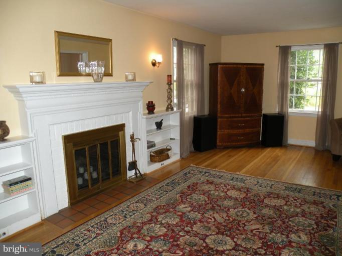 808 West Braddock Road Alexandria, VA 22302 - Photo 14 of 30 Living Room #2