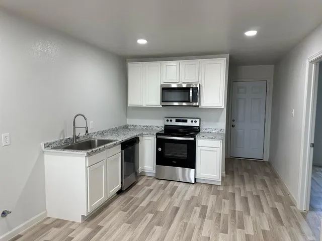 $1,250 | 229 Pvt Road, Unit 200, Alvord, TX 76225