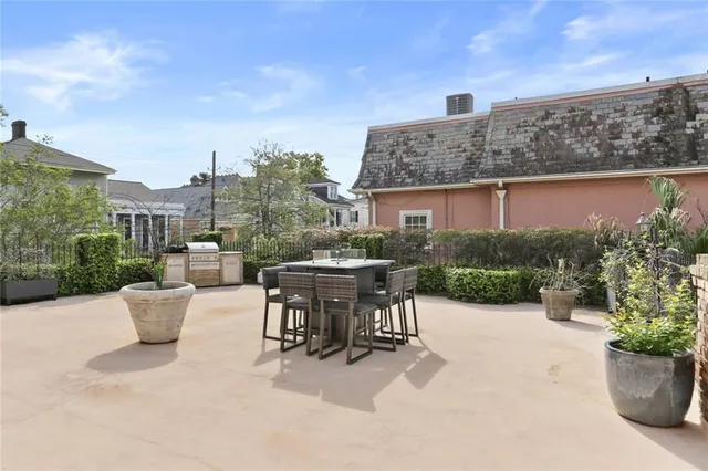 $525,000 | 3000 St Charles Avenue, Unit 211, New Orleans, LA 70115