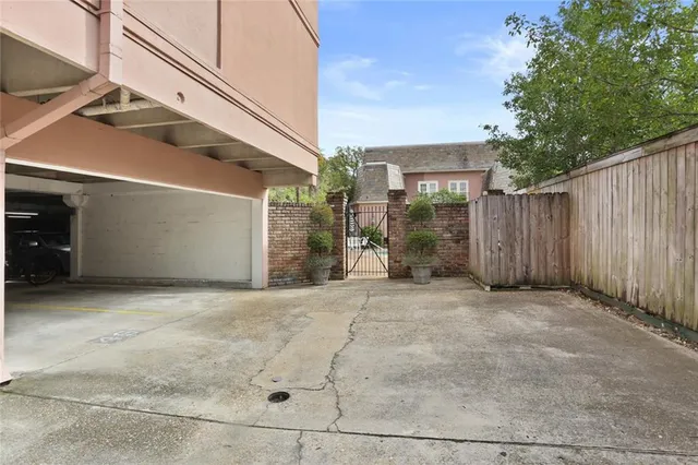 $525,000 | 3000 St Charles Avenue, Unit 211, New Orleans, LA 70115
