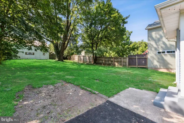 a view of a yard with a house