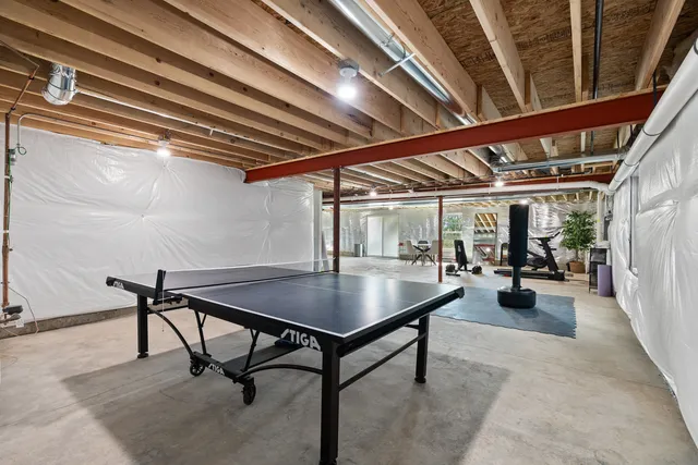 a view of livingroom with furniture
