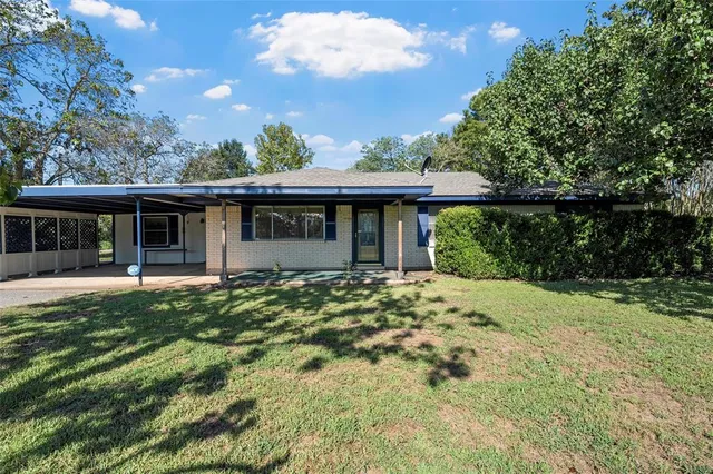 a view of a house with a backyard