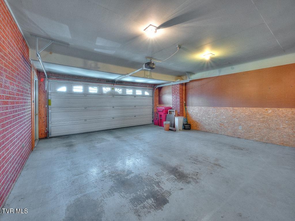 1817 Sundale Road Johnson City, TN 37604 - Photo 38 of 41 Garage