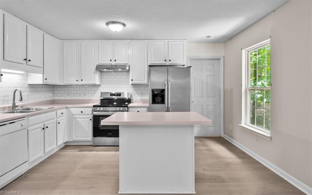 311 Ridgeland Drive High Point, NC 27262 - Photo 14 of 42 Kitchen
