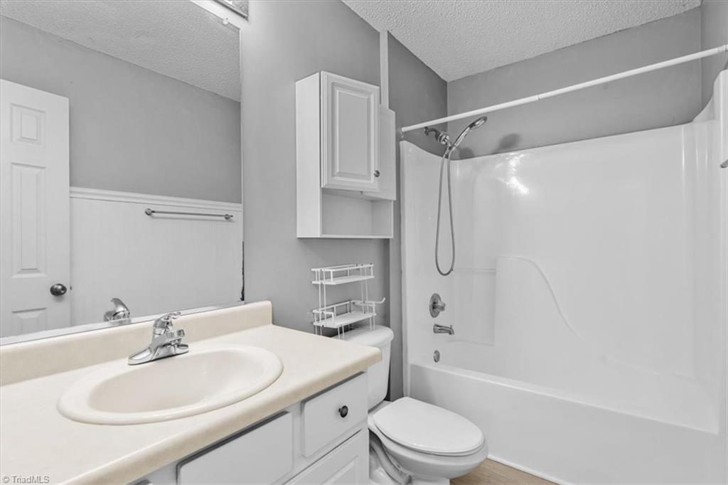 311 Ridgeland Drive High Point, NC 27262 - Photo 24 of 42 Hall full bathroom