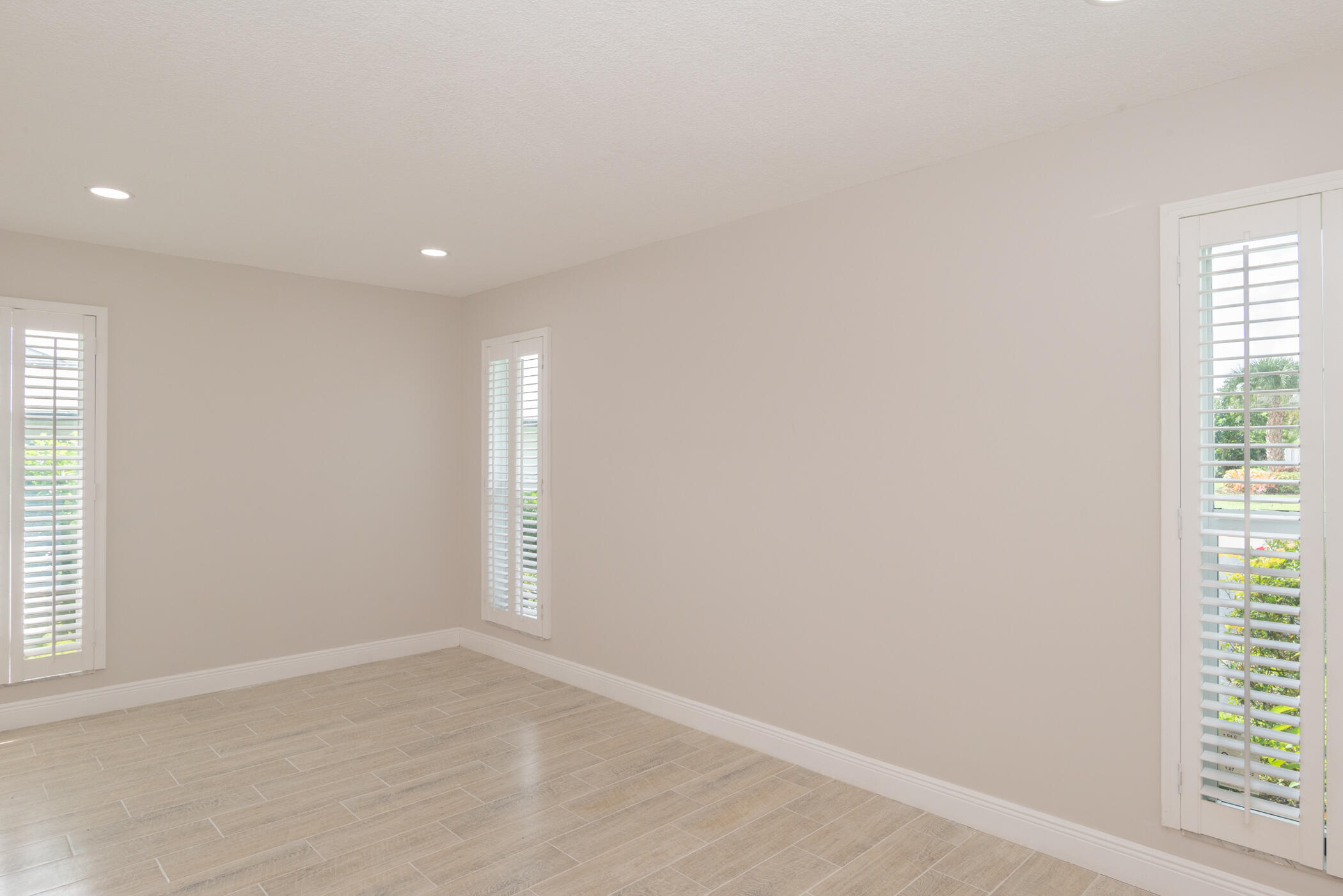 3441 Southeast Court Drive Stuart, FL 34997 - Photo 28 of 46 an empty room with windows