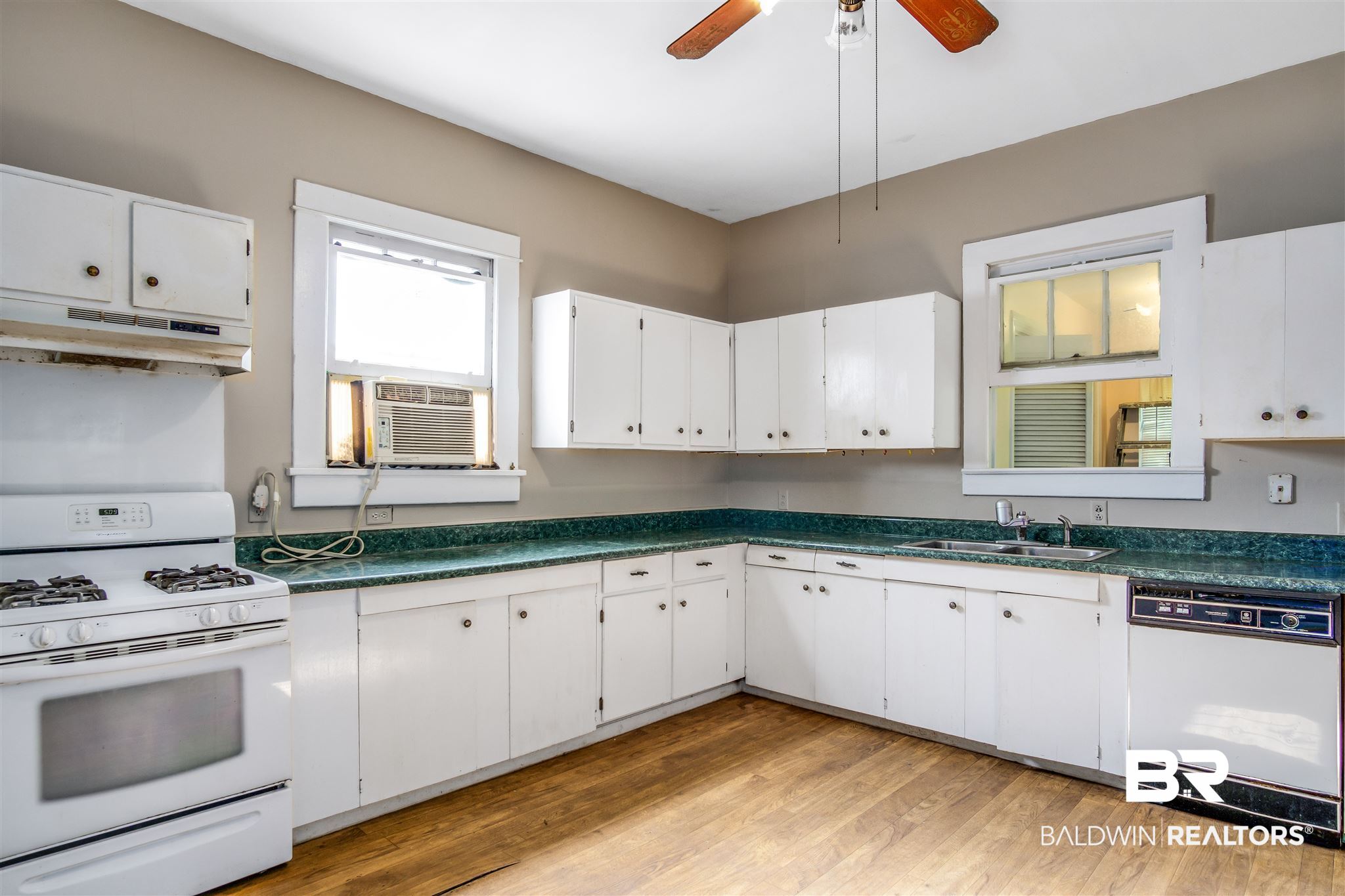 2407 Spring Hill Avenue Mobile, AL 36607 - Photo 8 of 23
