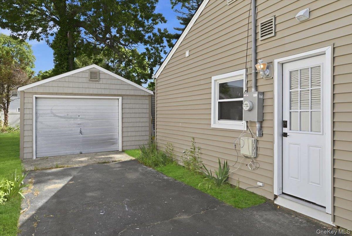 7 Surrey Road Massapequa, NY 11758 - Photo 24 of 31