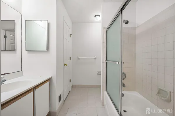 $2,650 | 107 Prestwick Way, Edison, NJ 08820