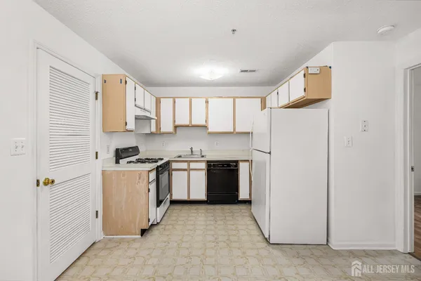 $2,650 | 107 Prestwick Way, Edison, NJ 08820