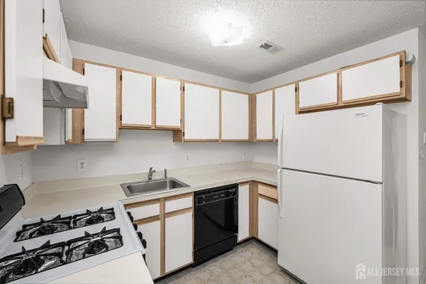 $2,650 | 107 Prestwick Way, Edison, NJ 08820
