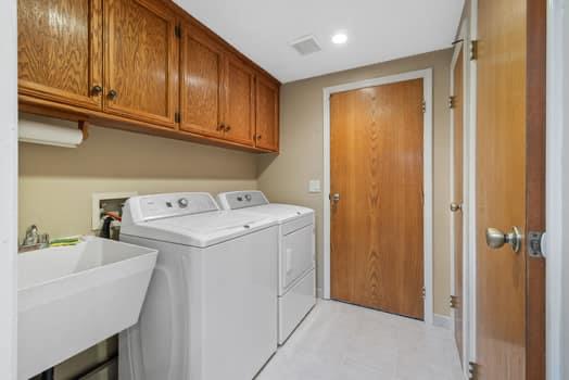913 Valley Way Madera, CA 93637 - Photo 18 of 39 a utility room with dryer and washer
