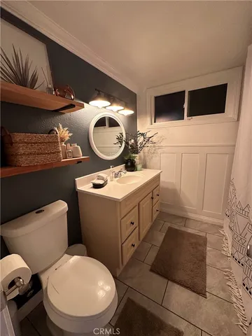 a view of a house with backyard and porch