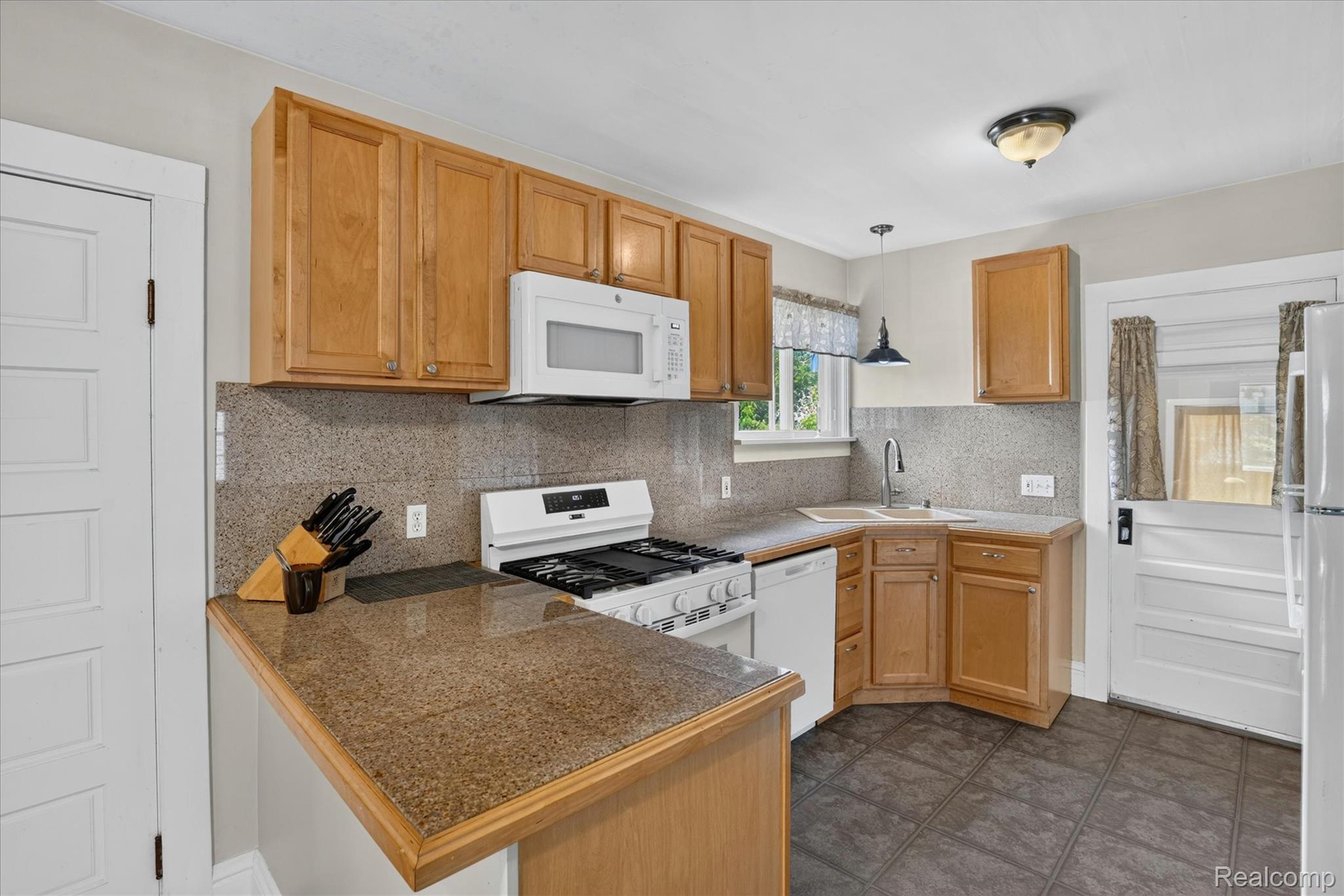410 South Center Street Howell, MI 48843 - Photo 7 of 47 12-410-S-Center-St-Howell-MI-48843-WindowStill.jpg