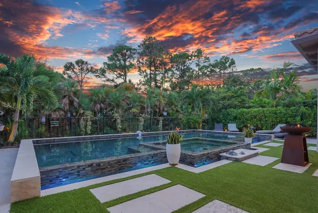 a picture of a white and white walls