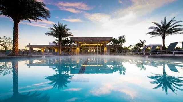 a picture of a white and white walls