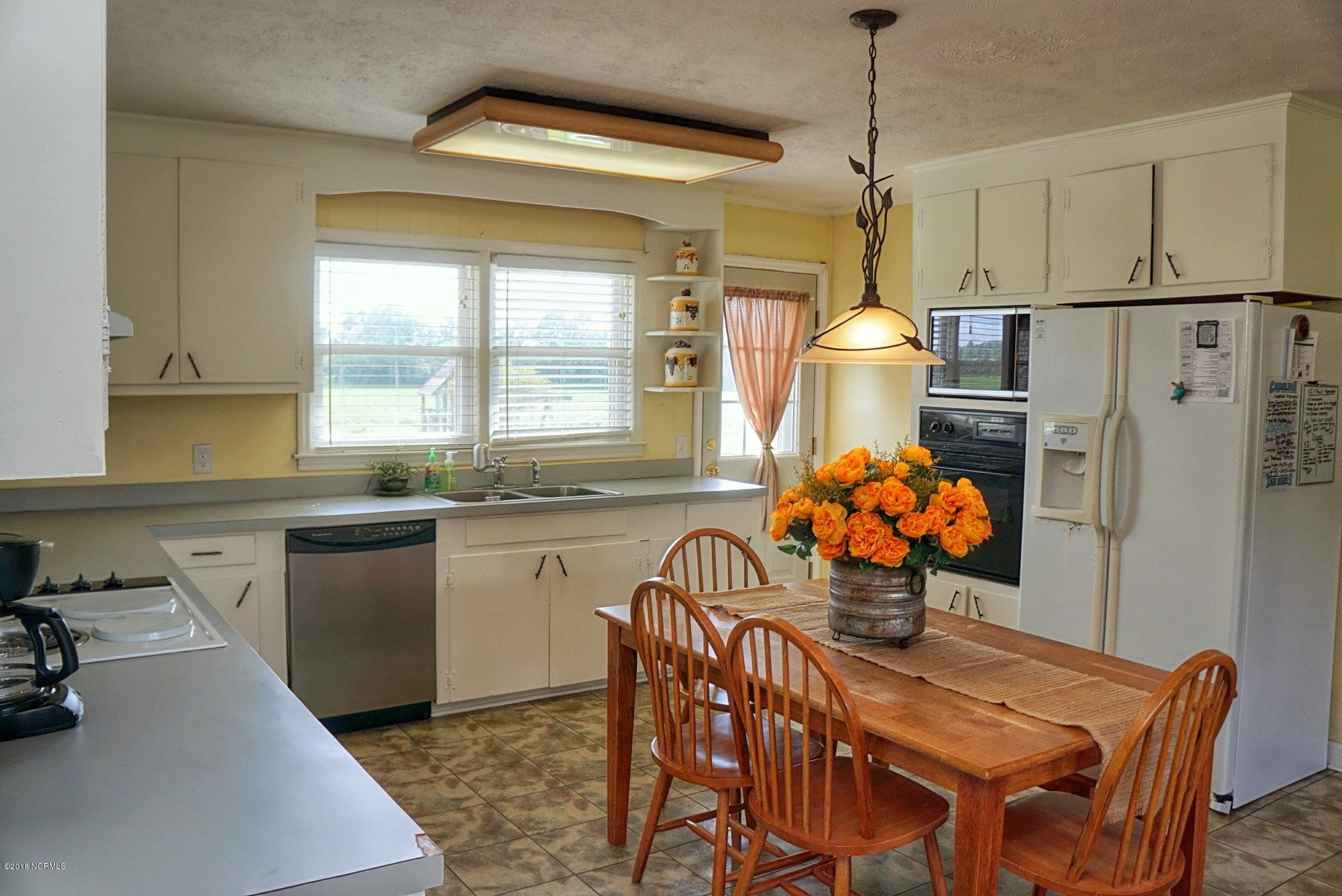 2562 Rosindale Road Clarkton, NC 28433 - Photo 10 of 16 2652 Rosindale kitchen