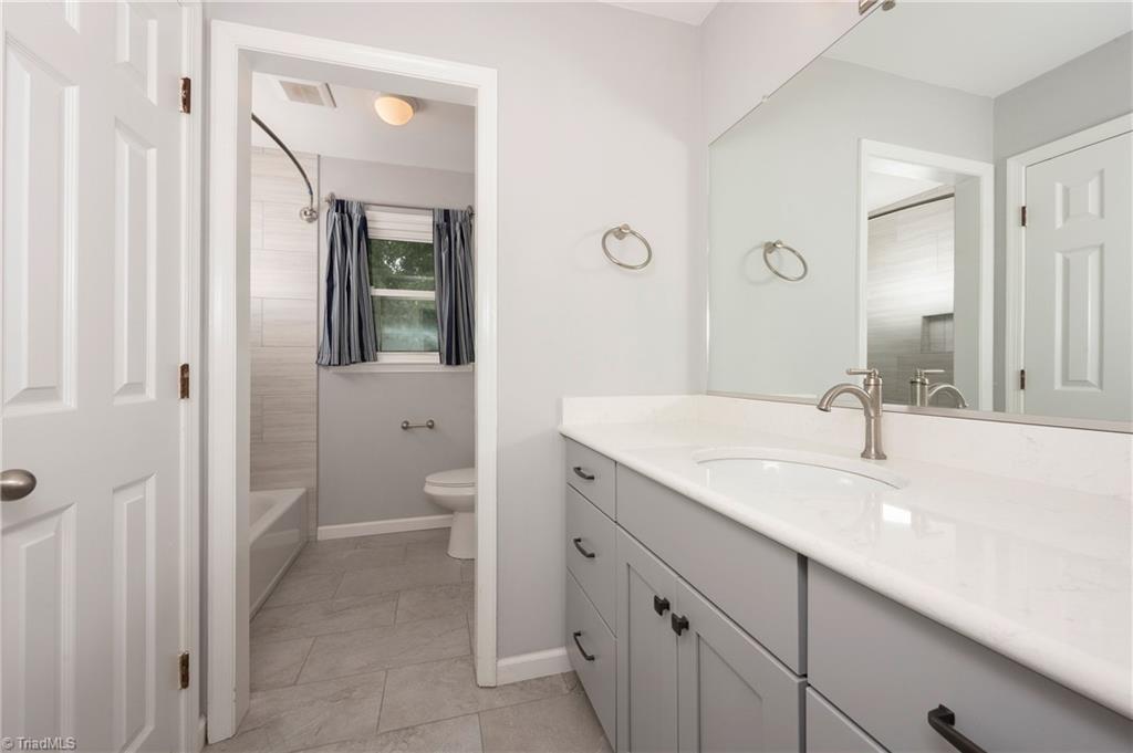 7013 Upland Road Clemmons, NC 27012 - Photo 25 of 43 UL full hall bath