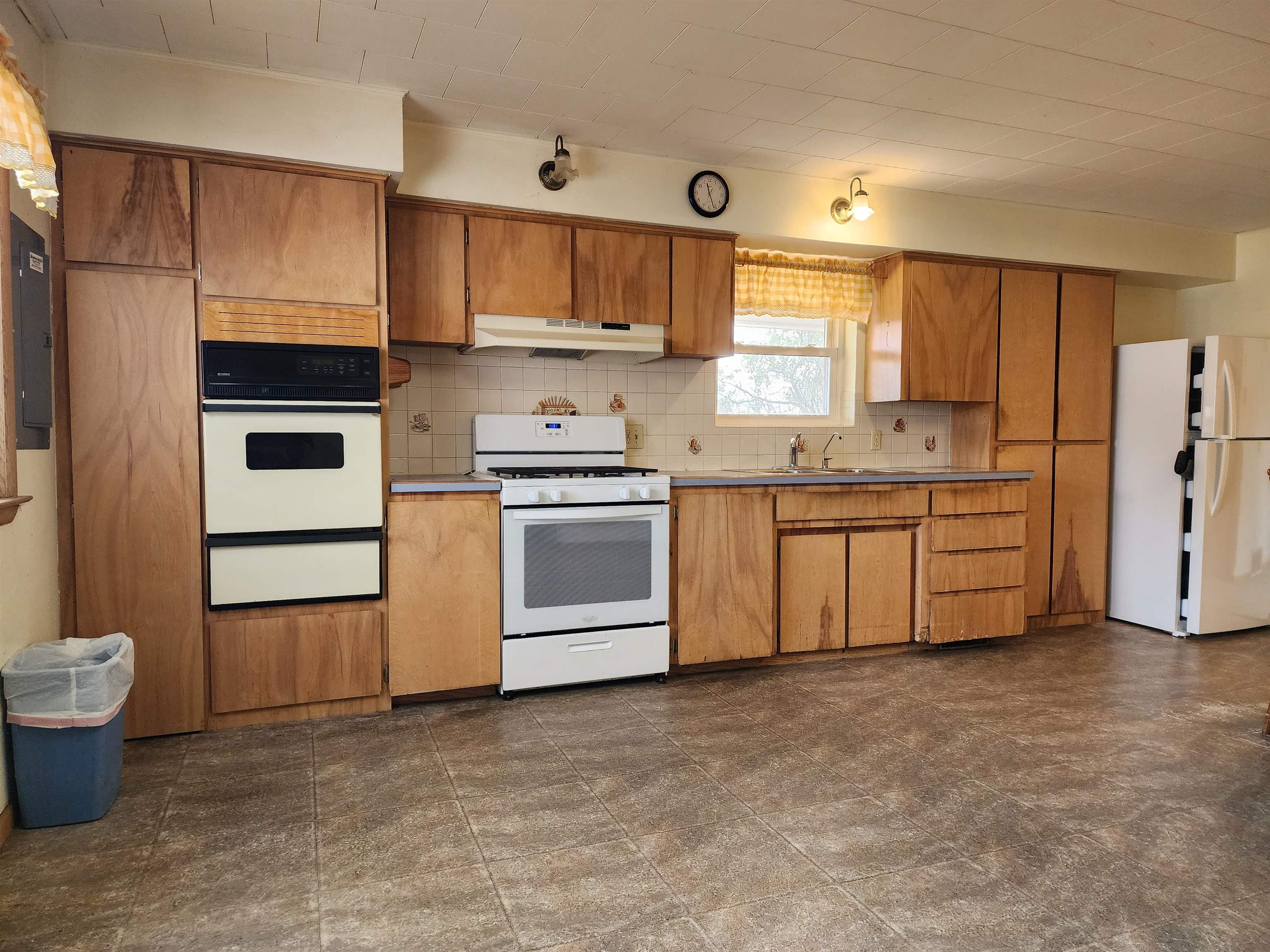 1653 North Mission Road Mount Pleasant, MI 48858 - Photo 6 of 40 1939890-5d626ff8-0efb-48b9-a5e3-eb4ec83bb081.JPG