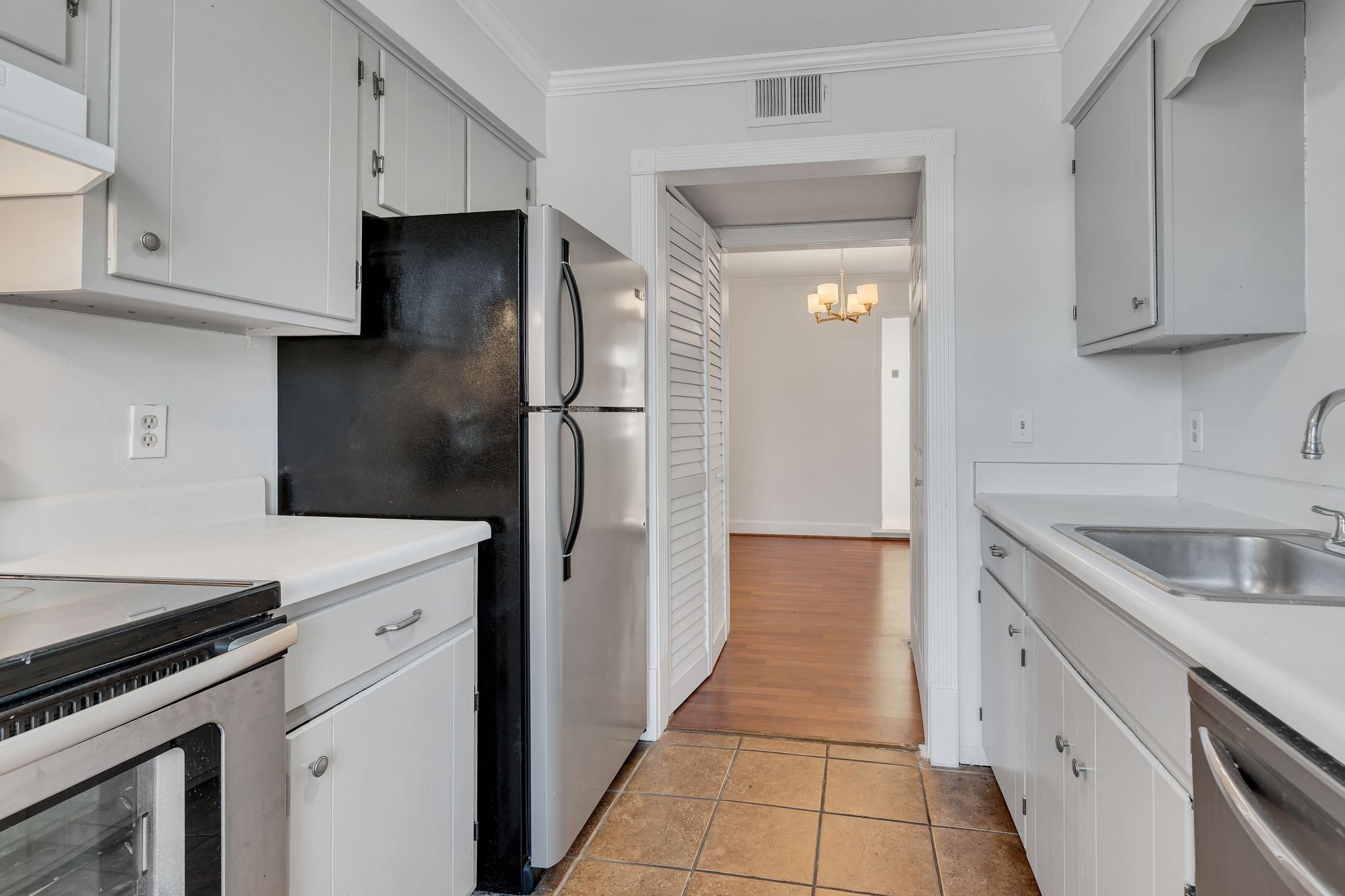 2116 Hobbs Road, Unit M16 Nashville, TN 37215 - Photo 10 of 24 a kitchen with a sink and a refrigerator