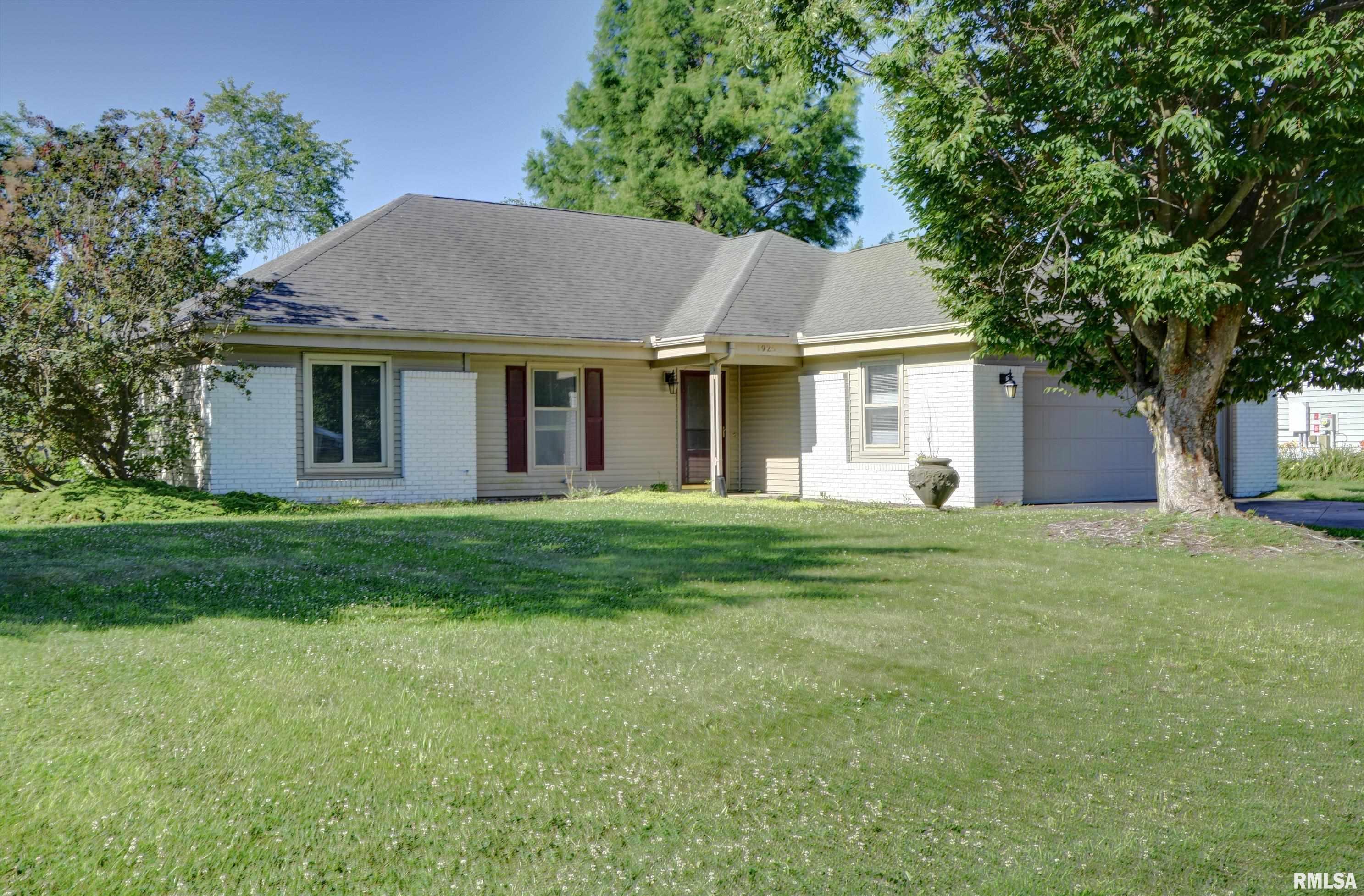 1925 Riverview Drive Macomb, IL 61455 - Photo 1 of 19