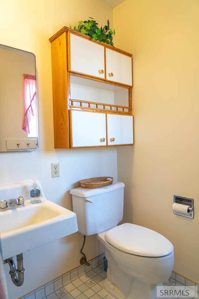 595 Bechler Street St. Anthony, ID 83445 - Photo 13 of 34 1/2 bath on main level