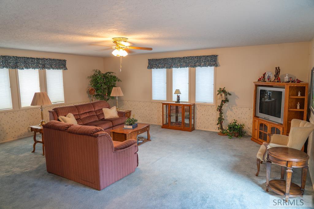 595 Bechler Street St. Anthony, ID 83445 - Photo 7 of 34 Huge family room off kitchen/dining