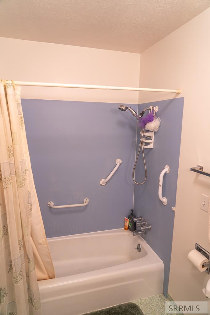595 Bechler Street St. Anthony, ID 83445 - Photo 10 of 34 Hall bath shower/tub