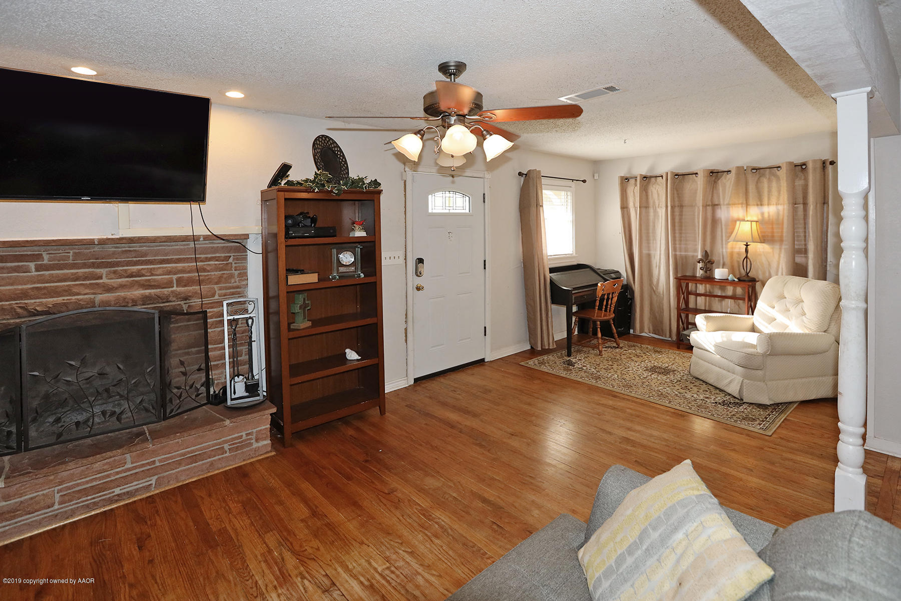 3814 South Monroe Street Amarillo, TX 79110 - Photo 4 of 22 a living room with furniture and a flat screen tv