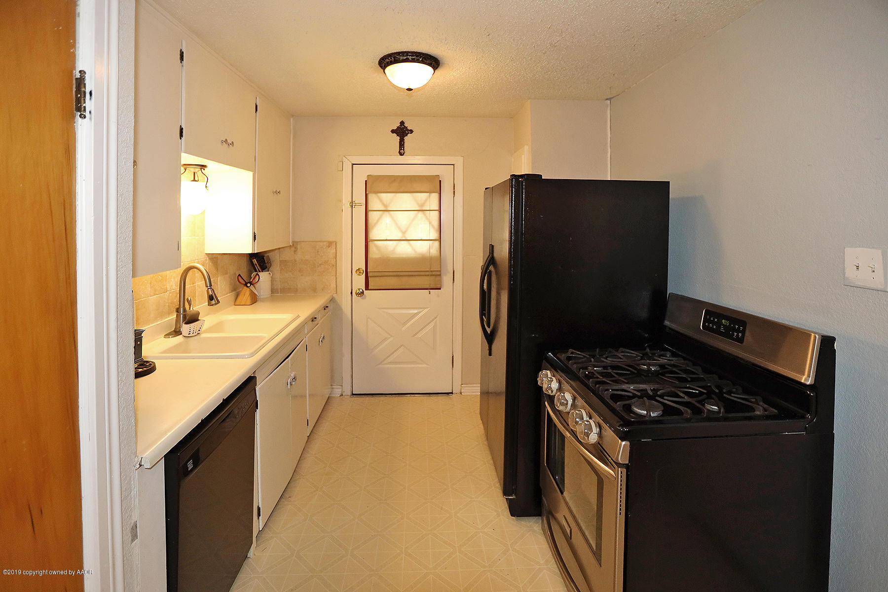 3814 South Monroe Street Amarillo, TX 79110 - Photo 8 of 22 a kitchen with stainless steel appliances a refrigerator and a stove
