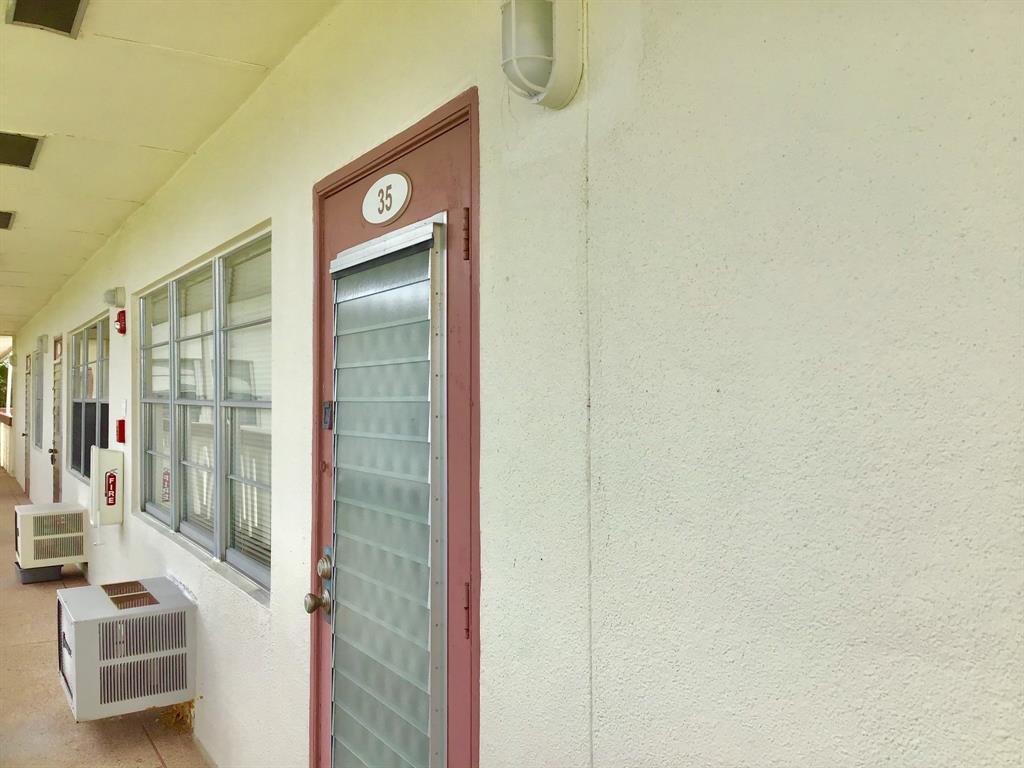 35 Suffolk Way, Unit 35 Boca Raton, FL 33434 - Photo 14 of 20 a view of a hallway with entryway