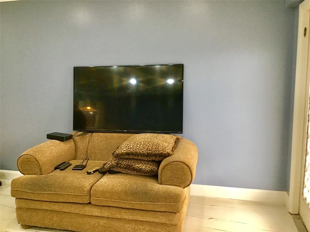 35 Suffolk Way, Unit 35 Boca Raton, FL 33434 - Photo 6 of 20 a blue couch sitting next to a blue wall