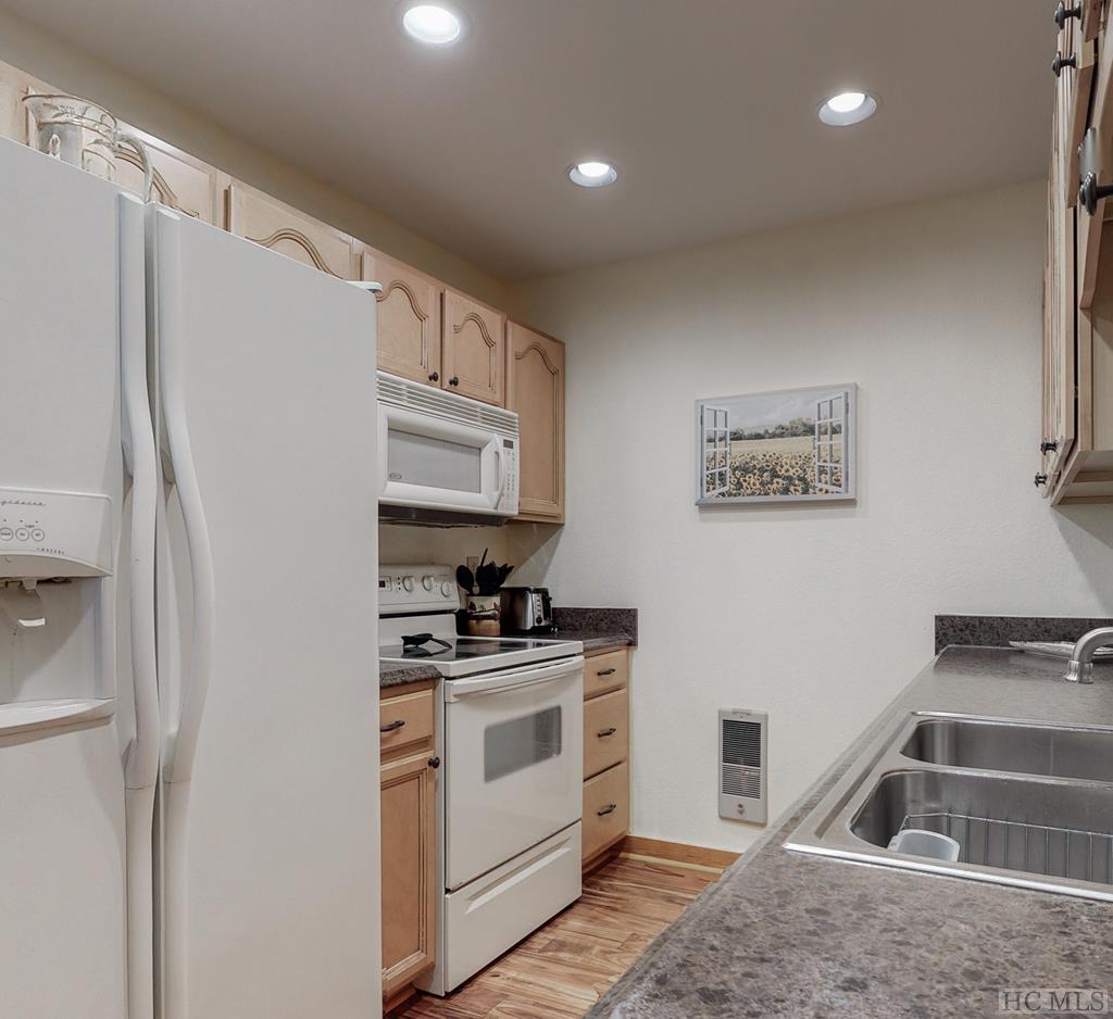 407 Overlook Road, Unit 2A Sapphire, NC 28774 - Photo 9 of 20 Gallery Image 9