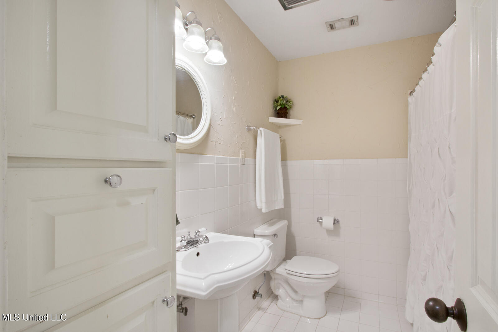 5346 Red Fox Road Jackson, MS 39211 - Photo 19 of 21 35974734_020_hallbath_5_21