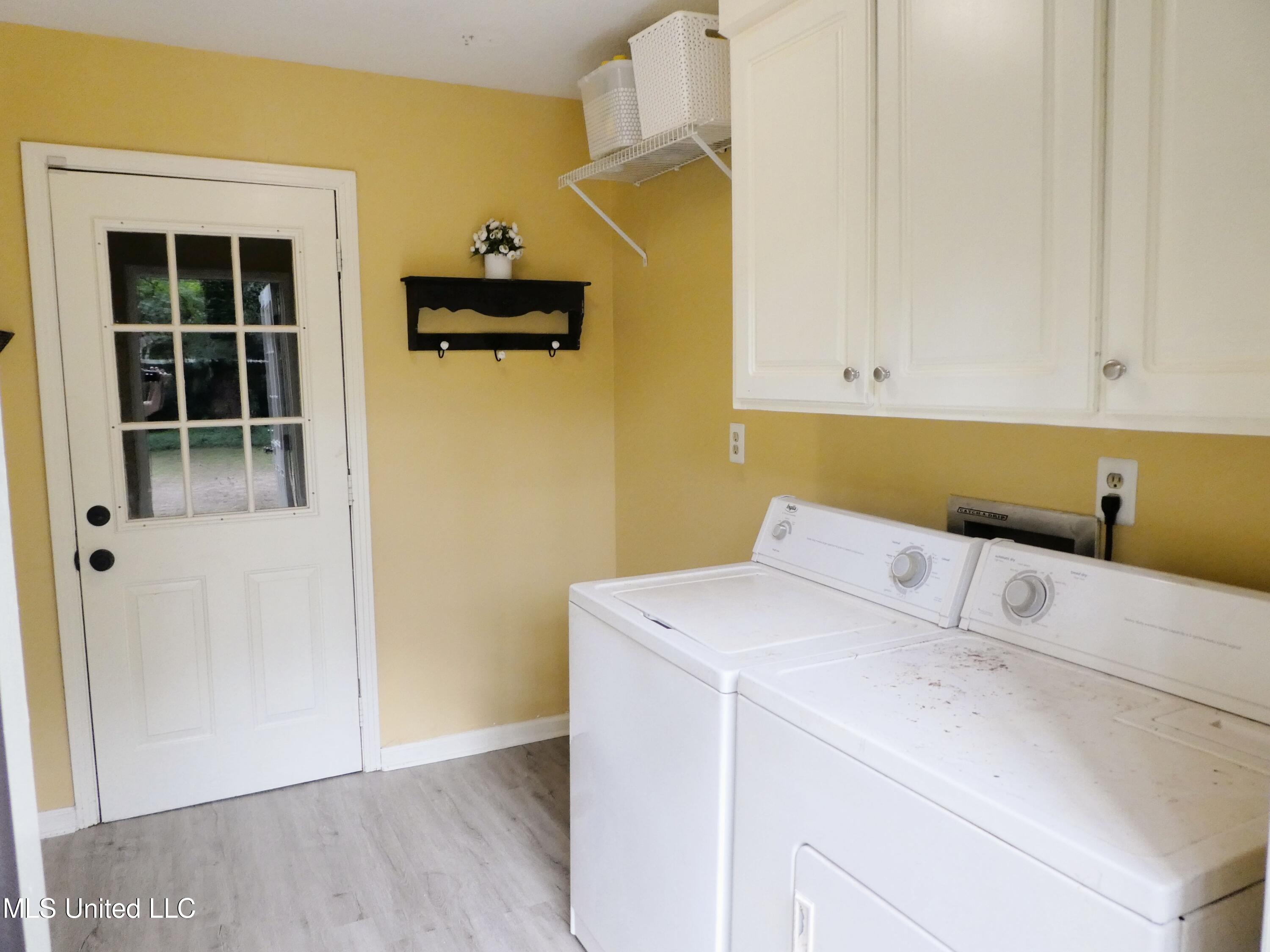 5346 Red Fox Road Jackson, MS 39211 - Photo 10 of 21 35974725_011_Laundryroom_5_21JPG