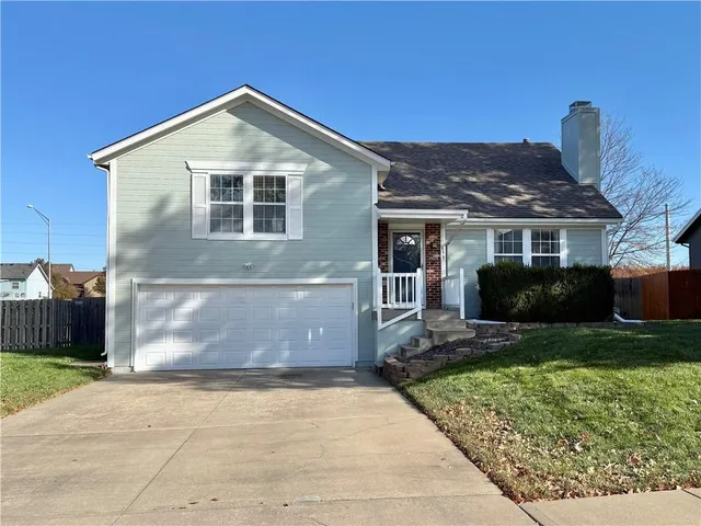 $319,900 | 653 Southeast Canterbury Lane, Lee's Summit, MO 64063