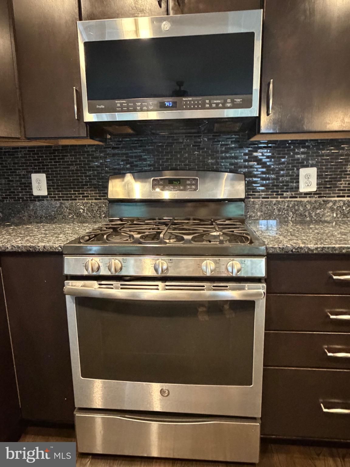 25333 Wakestone Terrace Chantilly, VA 20152 - Photo 91 of 109 Sleek stainless steel kitchen setup.
