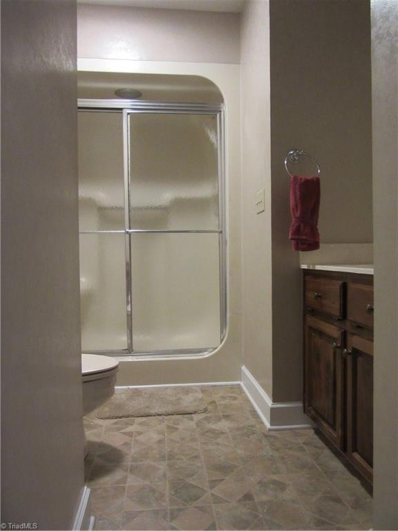 157 Old Farm Road Thomasville, NC 27360 - Photo 14 of 30 Hall bath on the main level