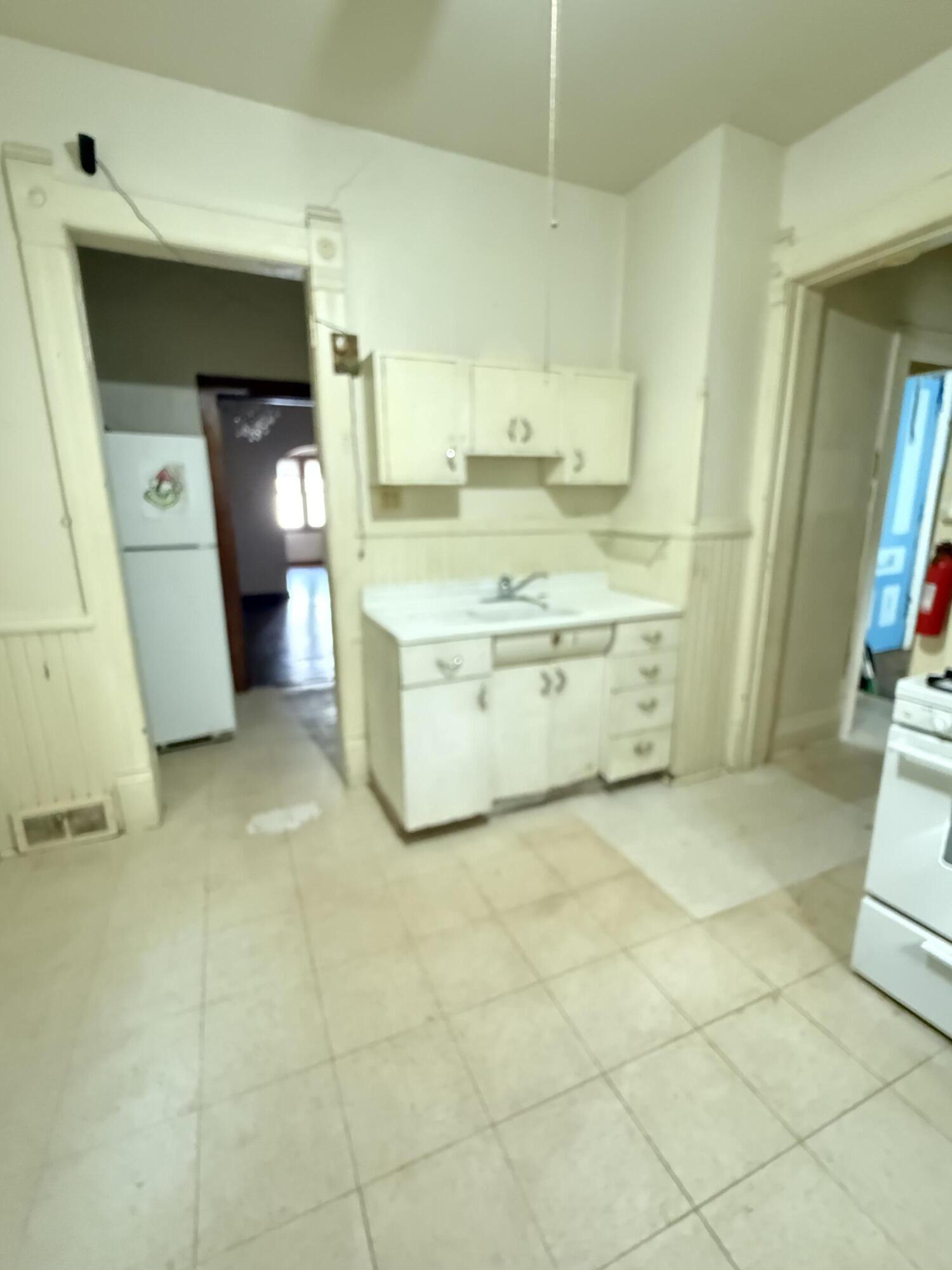 615 East Pleasant Street, Unit 615A Milwaukee, WI 53202 - Photo 11 of 22 Lower kitchen