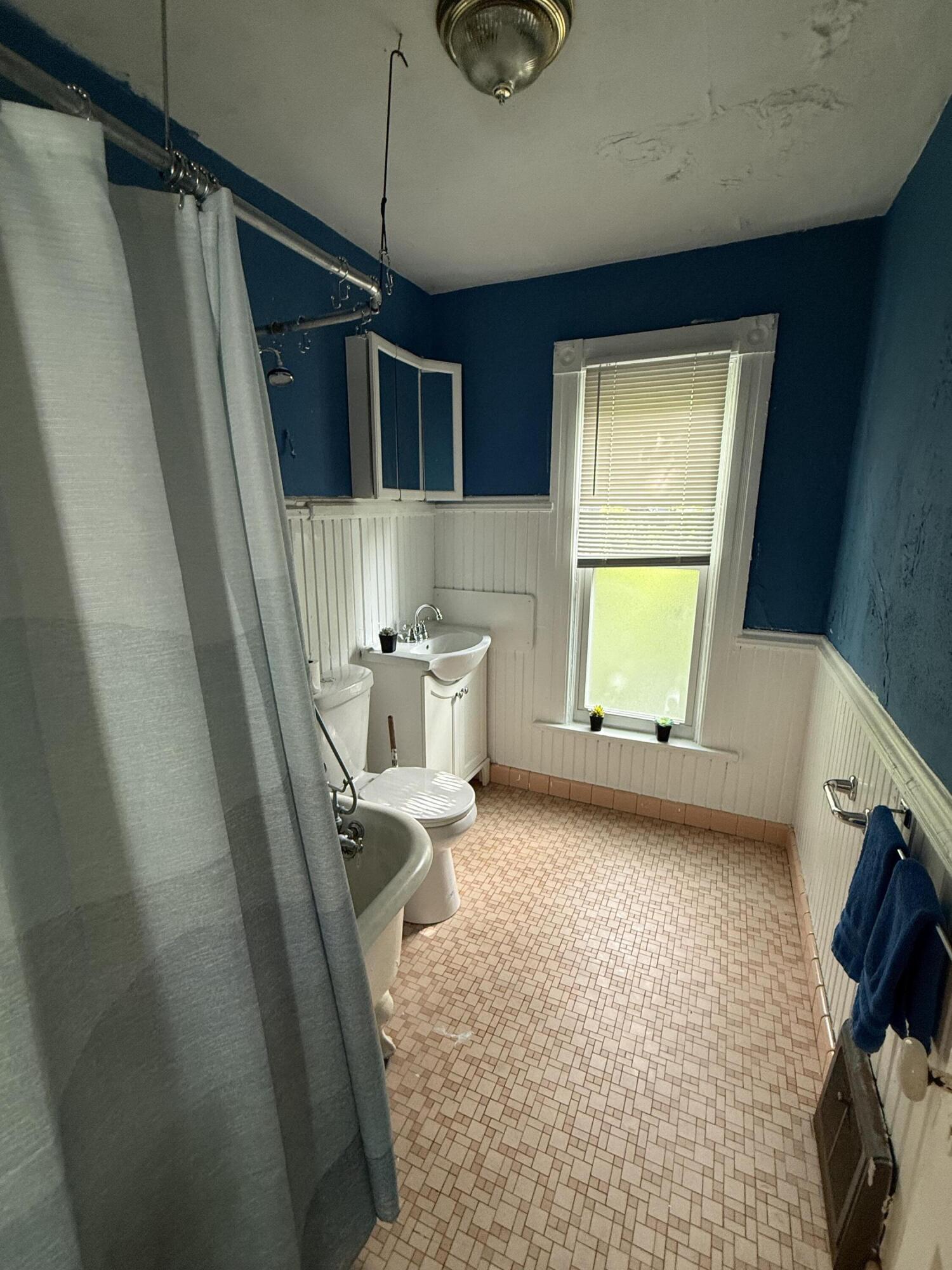 615 East Pleasant Street, Unit 615A Milwaukee, WI 53202 - Photo 16 of 22 Upper bathroom