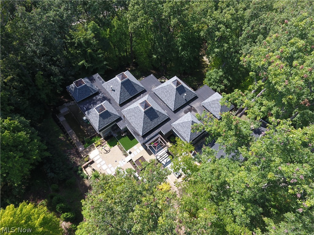 933 Top Of The Hill Road Akron, OH 44333 - Photo 2 of 35